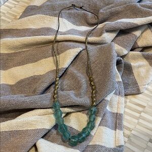 Elegant Beaded Necklace with Green and Gold Accents(bw)